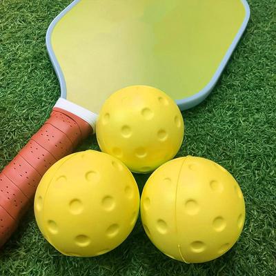 Tiché pěnové pickleballové míčky pro vnitřní nebo venkovní trénink Pickleballové míčky s přesným odskokem jako skutečný míček 3 kusy Zelená a žlutá barva