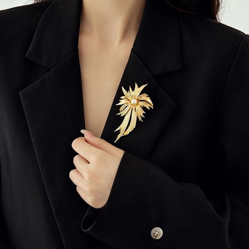 Mid-style golden firework brooch, high-end women's exquisite pearl brooch, niche design sense brooch, suit accessory