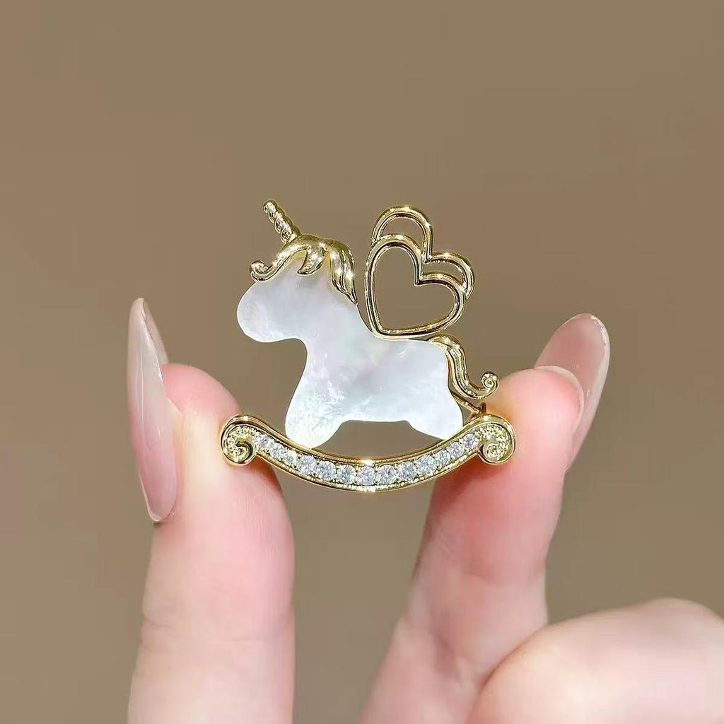 Elegant Pearl Brooch - High-End Minimalist Clothing Accessory