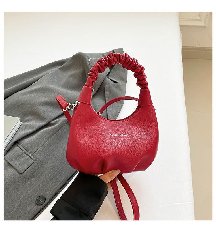 

Fashion pleated handbag women s bag 2025 new niche design messenger bag spring and summer foreign style minimalist style shoulder bag красный