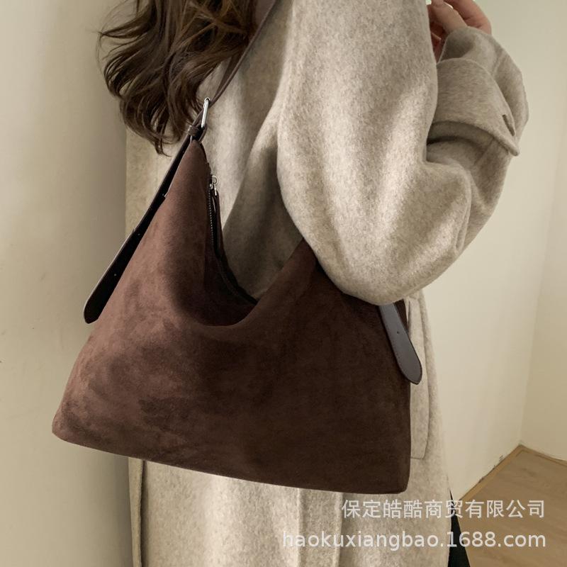 This year's popular bag women's large-capacity 2025 new autumn and winter versatile retro shoulder messenger bag bucket bag