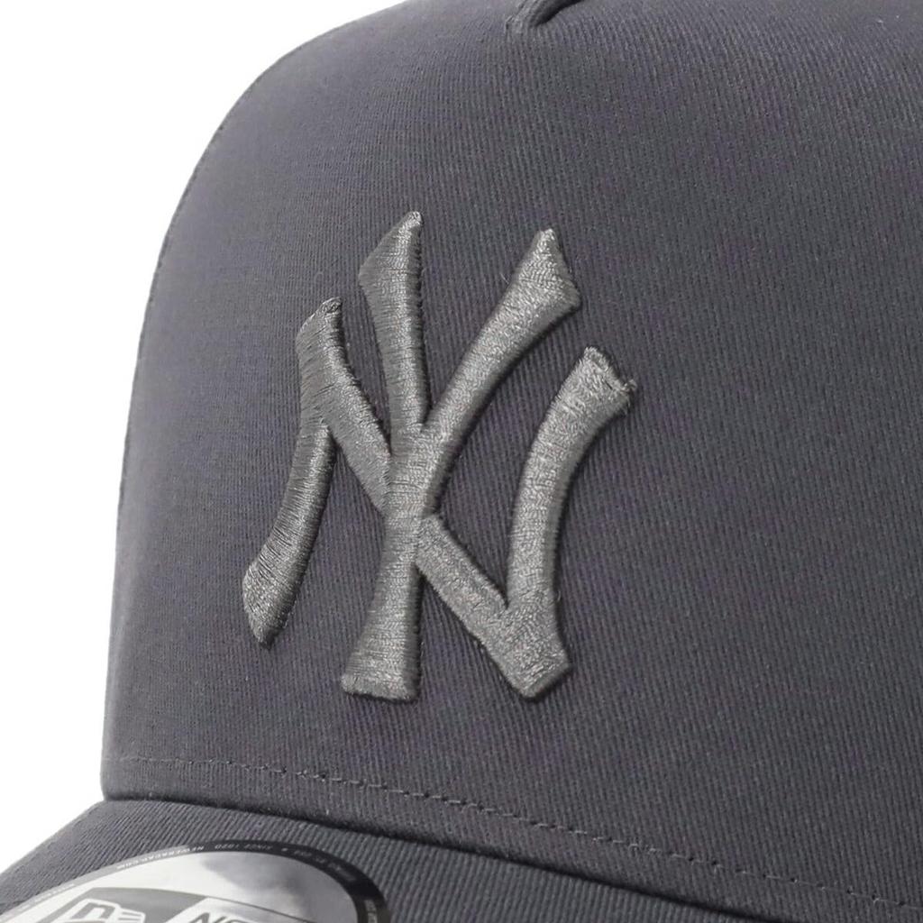 New Era 9FORTY Cap in NY Dark Graphite Free Tonal Exclusive to and Snapback Deep BB Cap with UV Protection for Trendy Functional Hat D-Frame