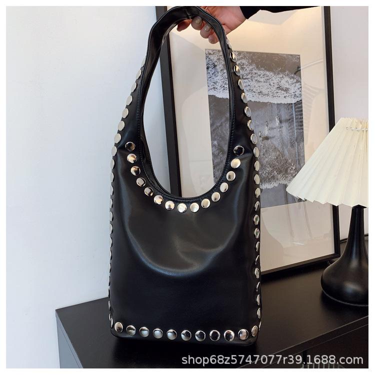 Premium Sense Bag Women 2025 New Punk Style Retro Casual Single Shoulder Underarm Rivet Tote Bag