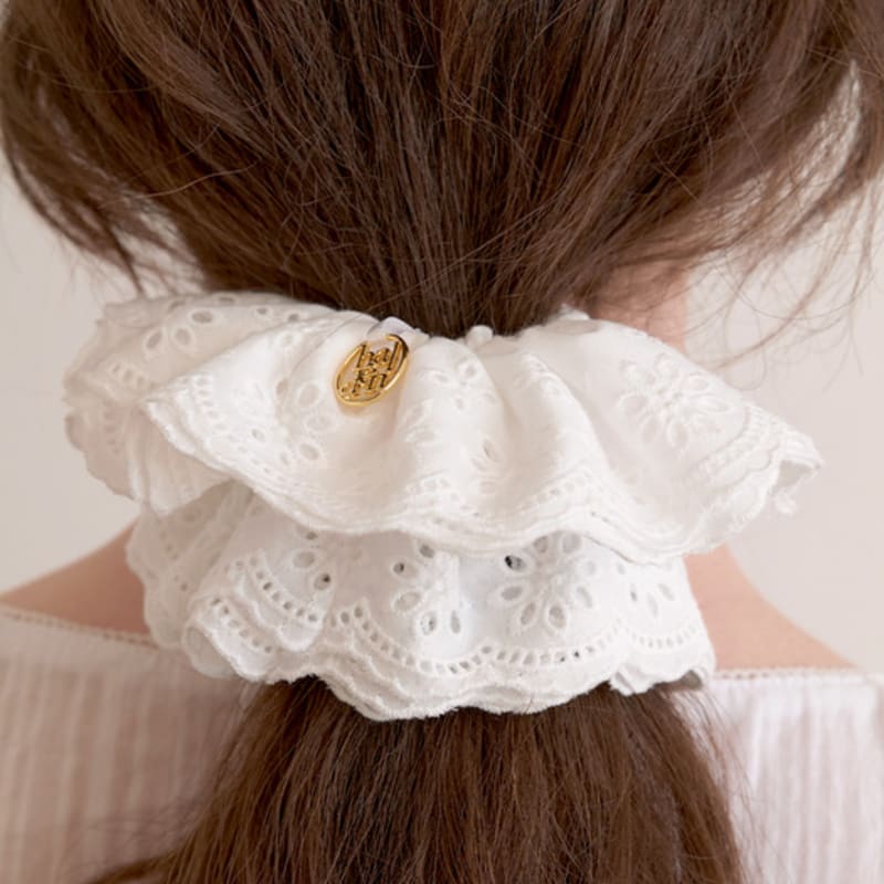 Halden 3 Layer Lace Frill Logo Pendant Scrunchie (H021_white)