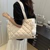 Fashiable Quilted Tote Bag with Cute Plush Bag Decorati, Autumn Leisure Large Capacity Handbag Daily Commuting Shoulder Bag