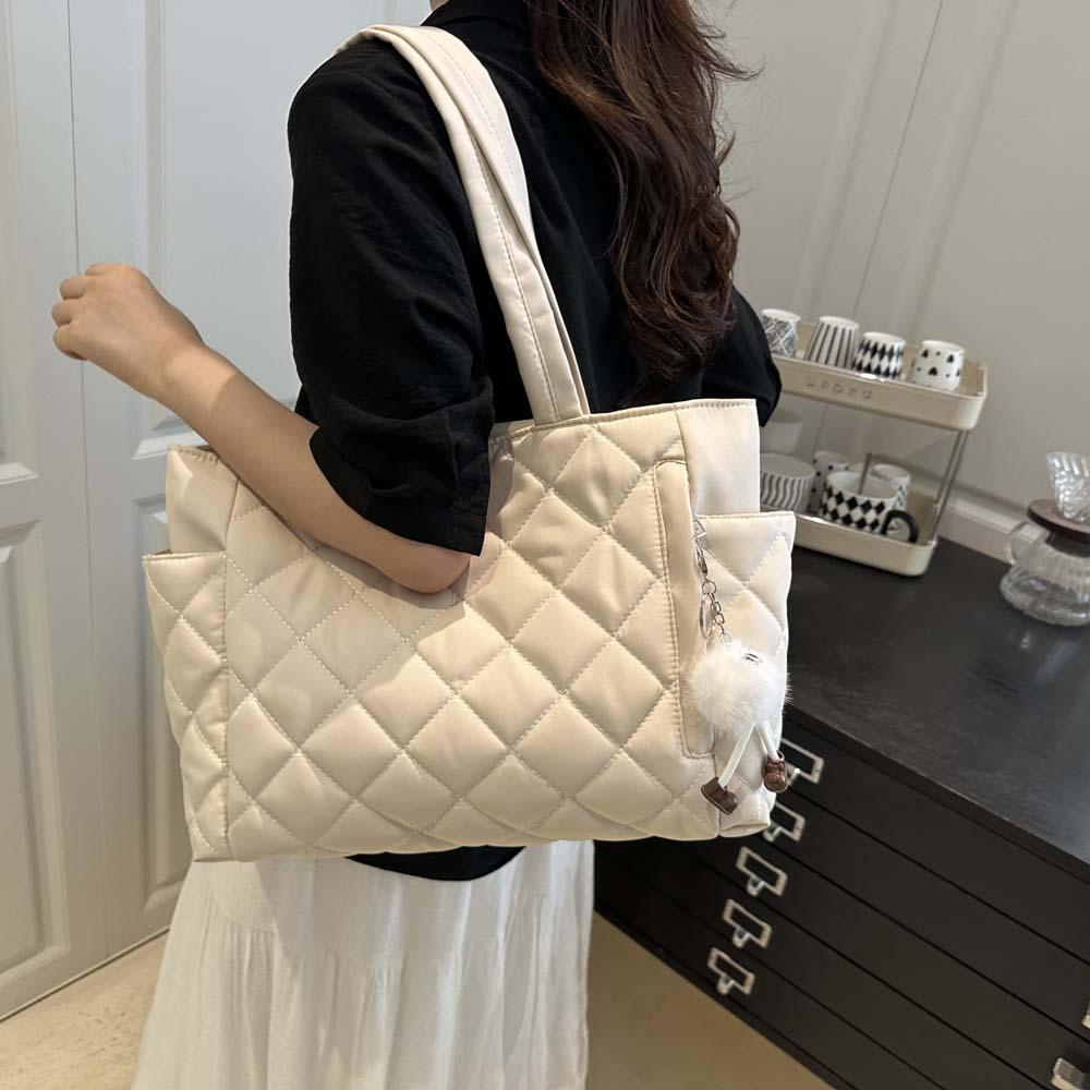 Fashiable Quilted Tote Bag with Cute Plush Bag Decorati, Autumn Leisure Large Capacity Handbag Daily Commuting Shoulder Bag