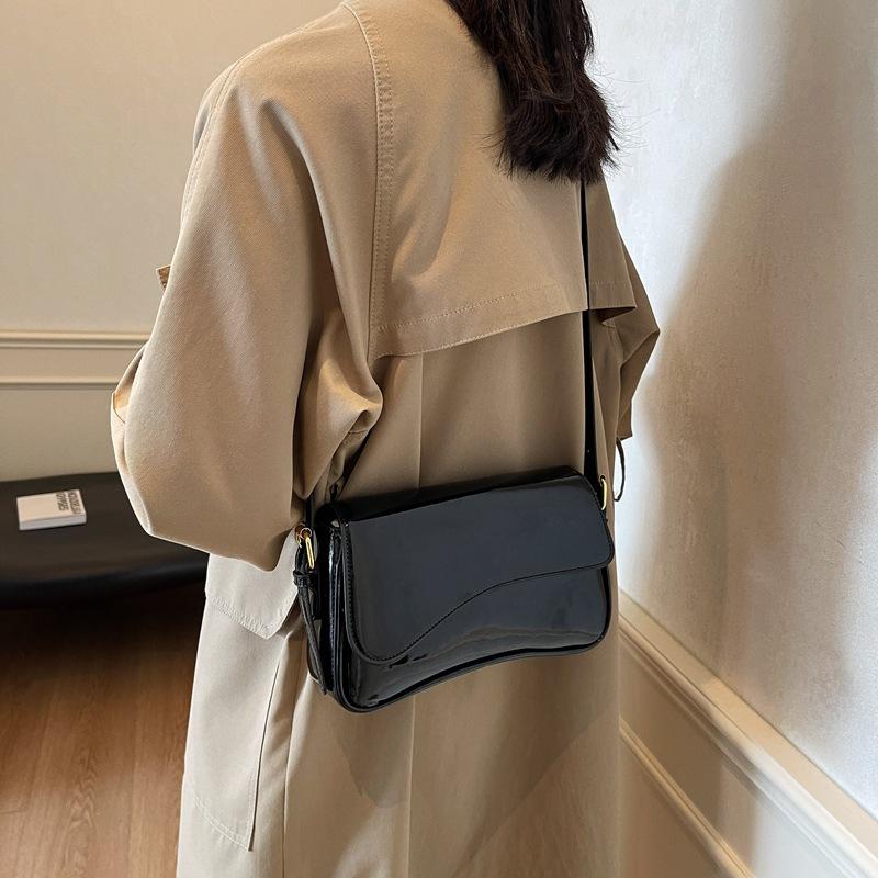 High-quality new clamshell magnetic buckle shoulder bag for work commuting fashionable and simple women's bag underarm bag oblique span portable
