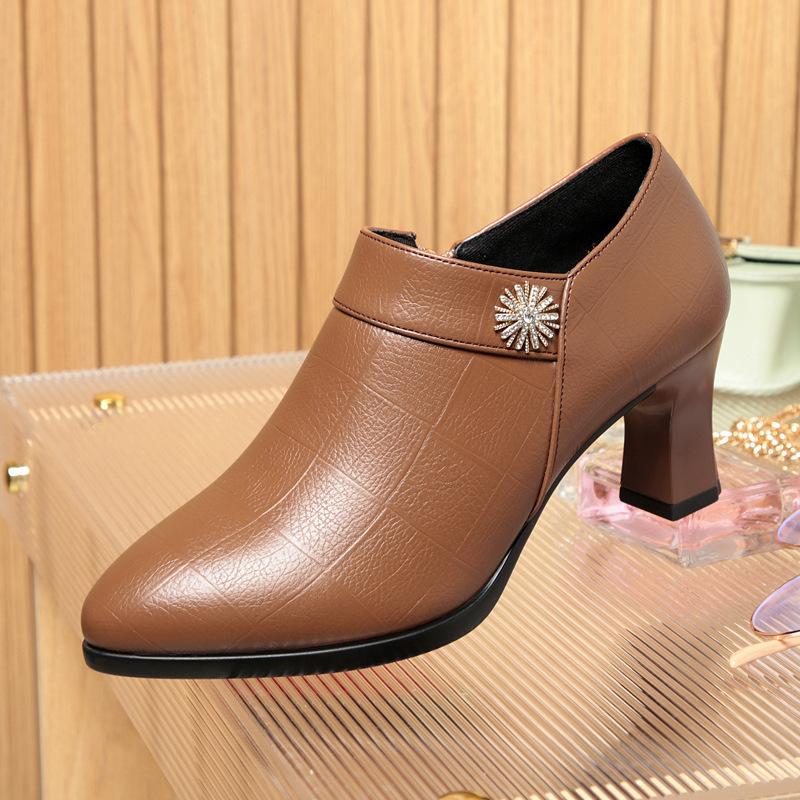 

Жіночі шкіряні туфлі на високих підборах 2024 нові з м якої шкіри на м якій підошві з глибоким вирізом човники зі спідницею взуття для жінок середнього віку осіннє взуття для мами 41