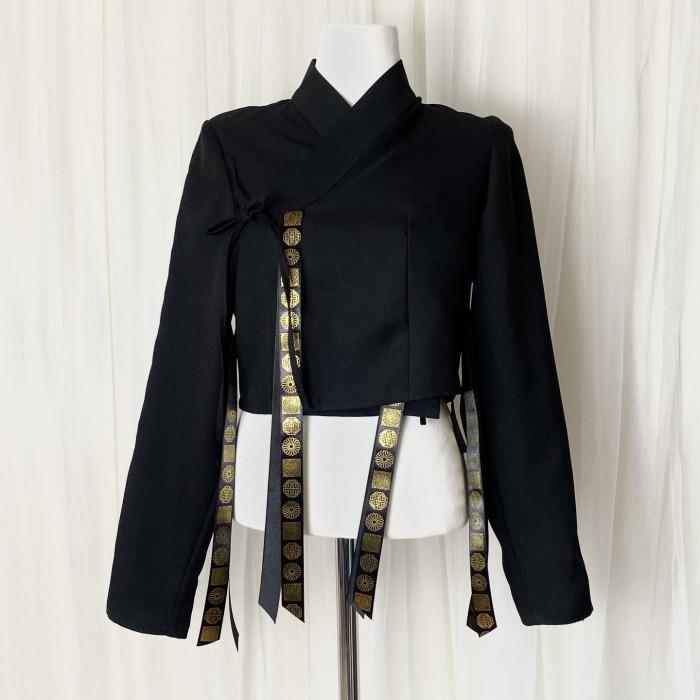 

Традиційний корейський спосіб життя Ханбок має чорну куртку-чогрі з традиційними візерунками з сусального золота. L