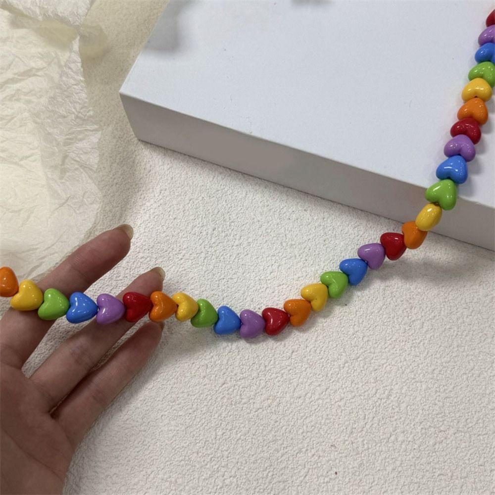 Chaîne de clavicule colorée Collier de perles en acrylique en forme de cœur d'amour Collier arc-en-ciel tendance L'amour est l'amour