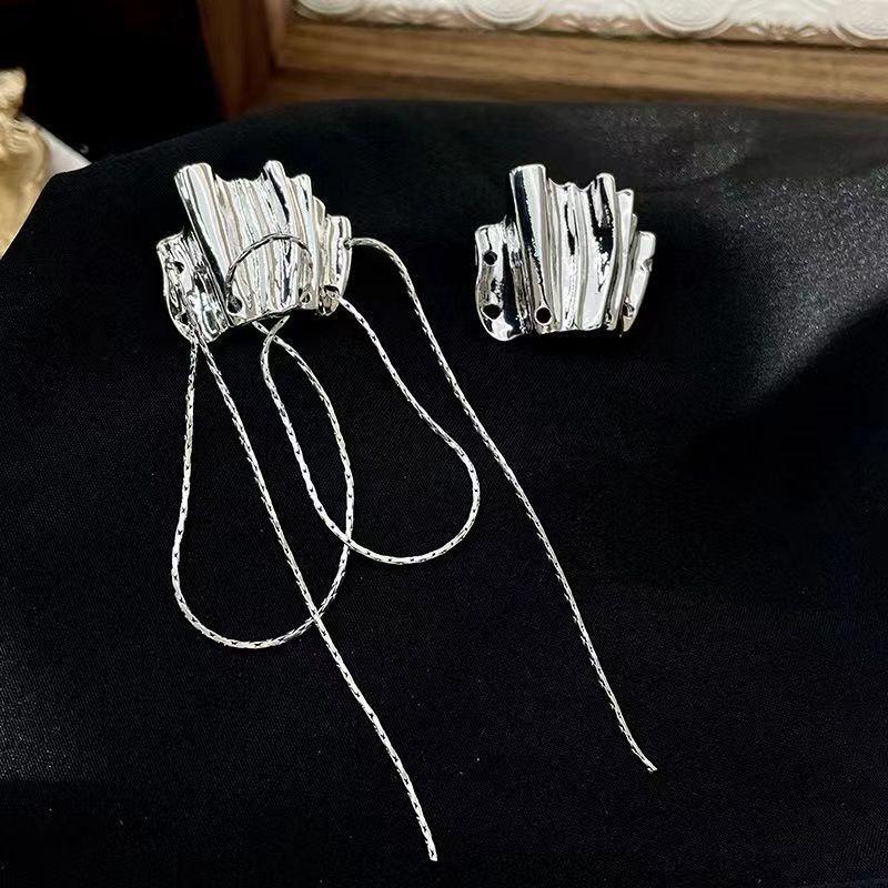 

Новый уникальный дизайн асимметричных сережек-кисточек, женские кулоны, металлические плиссированные темпераментные гвоздики серебряный