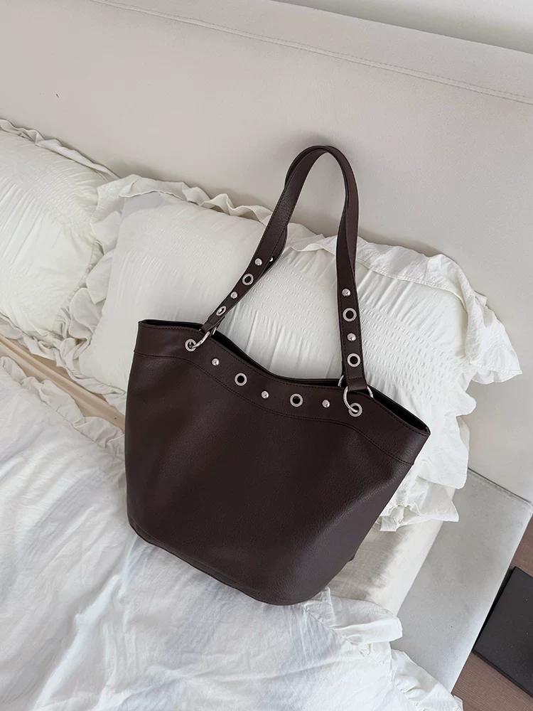

Large Capacity Punk Locomotive Style PU Leather Women s Shoulder Bag Fashi Rivets Ladies Handbag Versatile Female Tote Bag кофейный