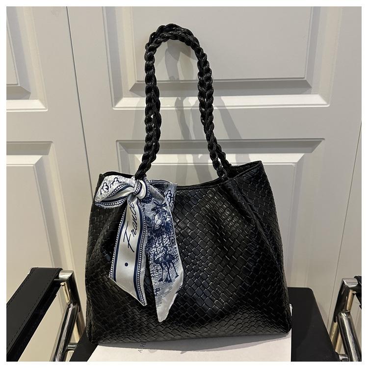 2025 new early autumn large-capacity bag women's fashion shoulder bag niche simple student class commuting tote bag