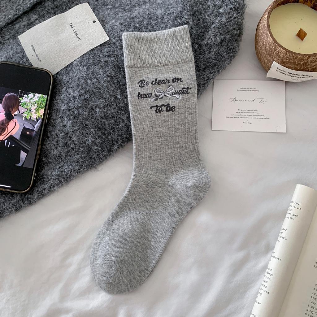 Socken Damen Alphabet Schleife Gestickt Mittellange Socken Koreanische Außenbekleidung Grau Knochenlose Plüschsocken