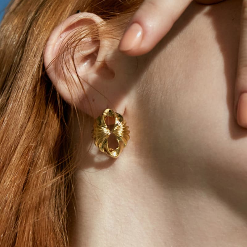 POPPI Shell Stud Earrings