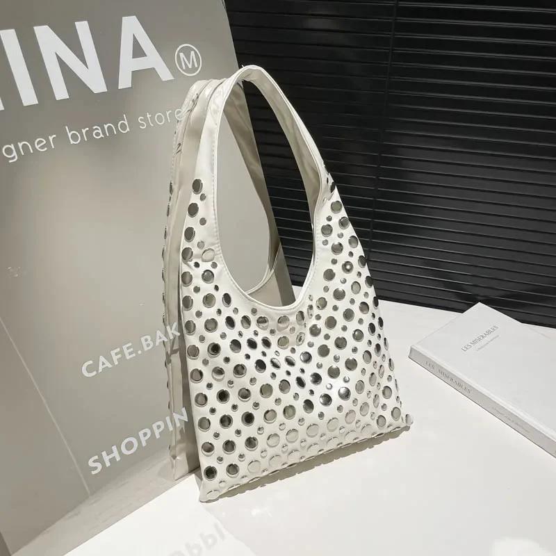 Modische PU-Taschen mit großen Nieten im Designer-Stil für Mädchen Trendige Handtaschen mit großer Kapazität und Persönlichkeit Mädchen-Stil