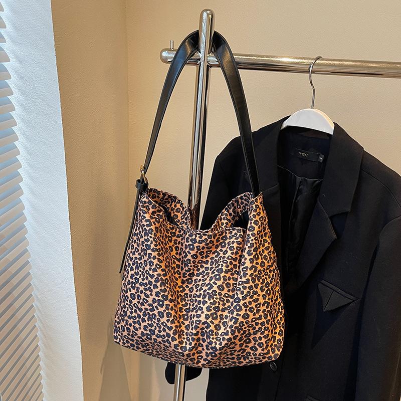 

Персонализированная сумка женская мода зарубежный стиль нишевый дизайн на плечо сумка-мессенджер 2025 новая большая вместимость простая сумка коричневый