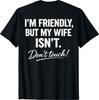 (En la parte posterior) Soy Amistoso Pero Mi Esposa No Lo Es No Toques Camiseta Divertida