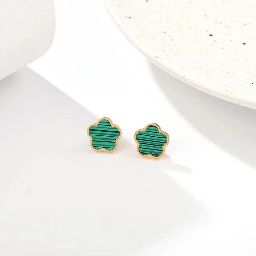 

Корейская мода Простой стиль легкой роскоши Нержавеющая сталь Покрытие 18-каратным золотом Серьги-пусеты с перламутром в виде пятилистного цветка для женщин