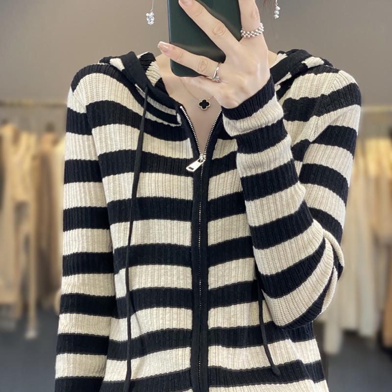 

Женский кардиган крупной вязки в полоску с цветовыми блоками и двойной молнией L