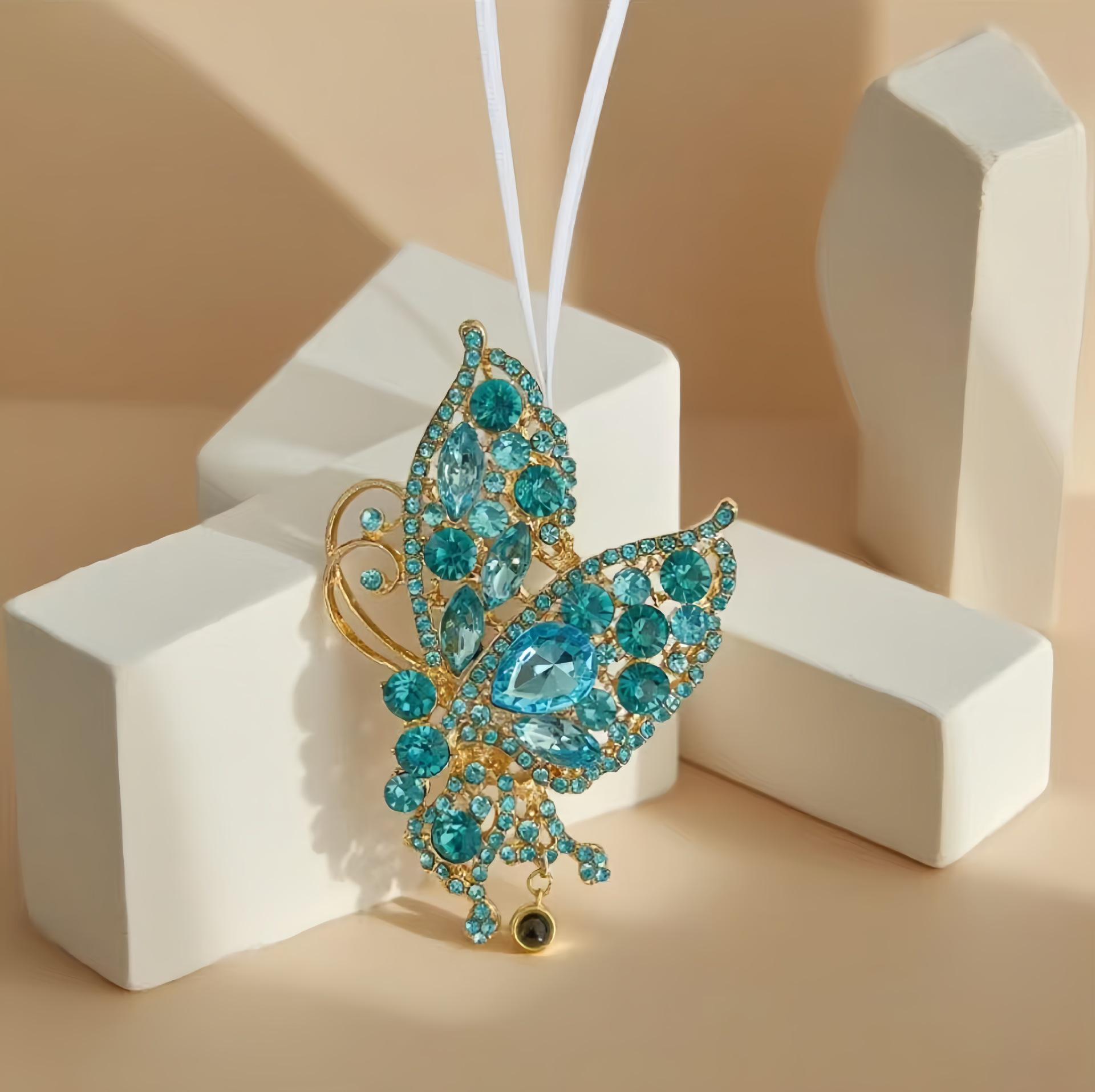 

Fashionable Hollow Butterfly Pendant with Custom Photo Projection - Unique Christmas Jewelry Ornament синий