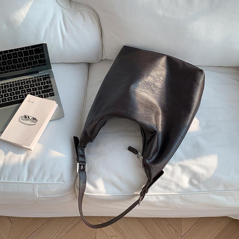 

Casual soft leather tote bag, high-end sense, large-capacity niche fashion shoulder bag, women s versatile underarm commuter bag кавовий
