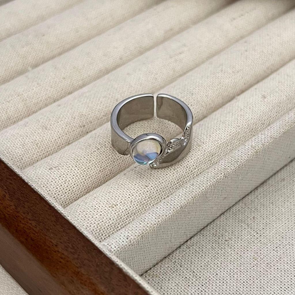 Influencer Mountain Moonlight Gradient Blue-White Gemstone Ring: Simple, High-End Style