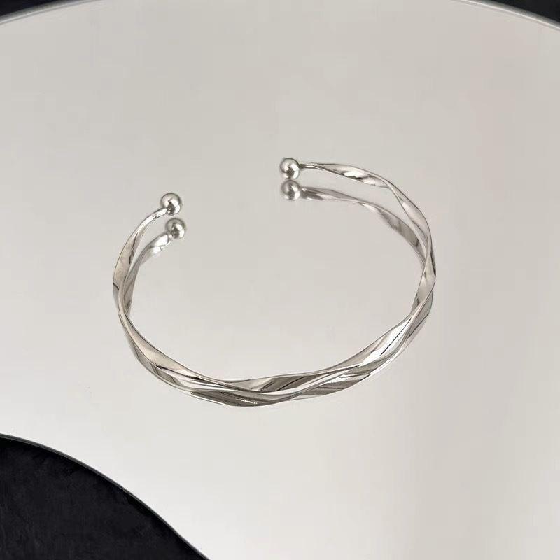 Layered Fishtail Bracelet: Chic Niche Style with a High-End New Chinese Twisted Design for Women