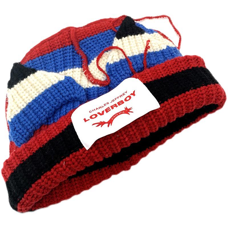 Wintermütze für Damen im koreanischen Stil mit gestrickten Katzenohren, Hip-Hop-Design und warmem Pullover mit Schriftzug, wie von Influencern getragen.