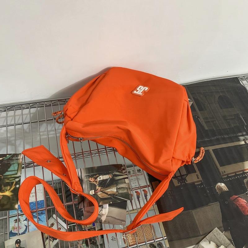 

У цветов и подростков одинаковые большая сумка для пельменей, повседневная сумка-мессенджер для поездок на работу, женская сумка-ветер через плечо для инструментов и вместительный рюкзак.