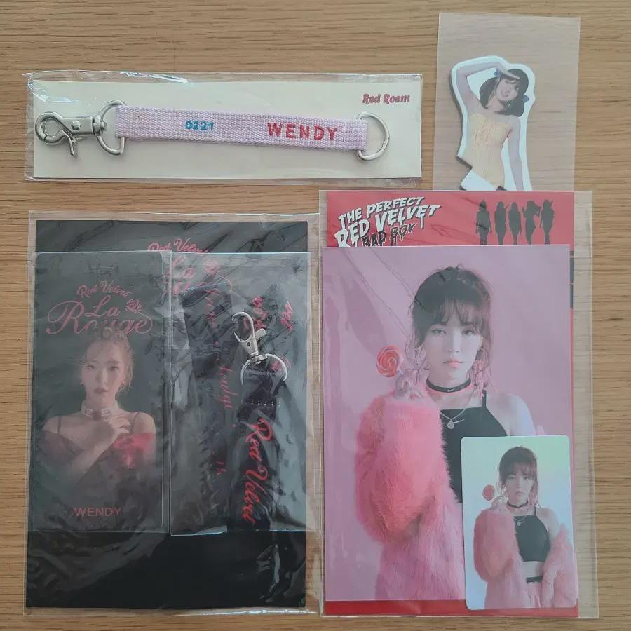

Нераспечатанный шнурок Redvelvet Wendy Larouge, кассета Bad Boy Hole, брелок Red Room