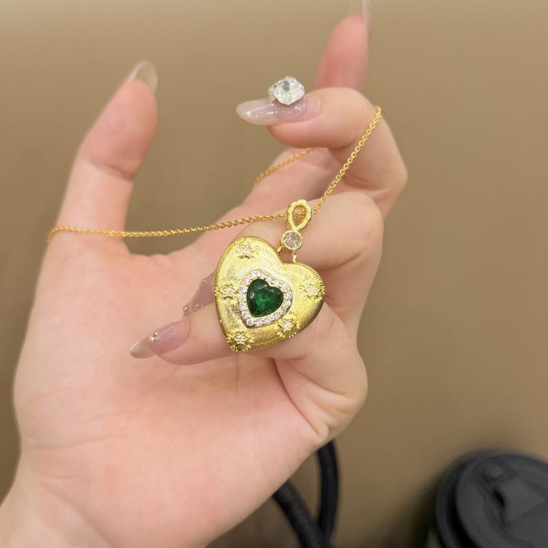 Pre-owned Brushed Lava Heart Necklace & Earrings Set with Emerald Zircon – Light Luxury Fashion.