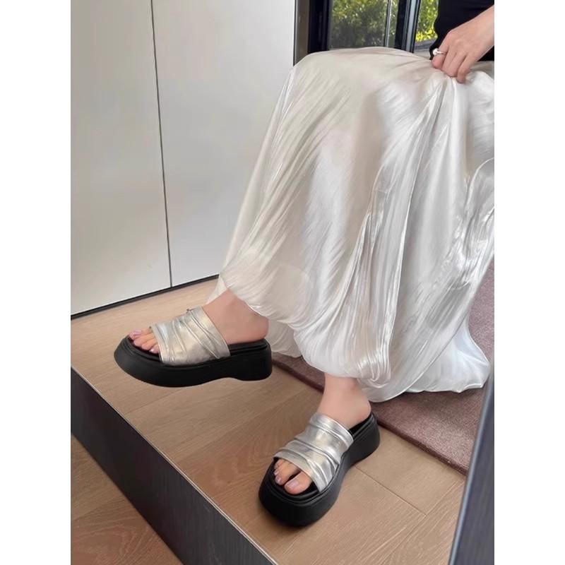 Thick-soled heightened wrinkled leather one-word slippers women's summer wear 2025 new models with skirts, muffin soles, sandals