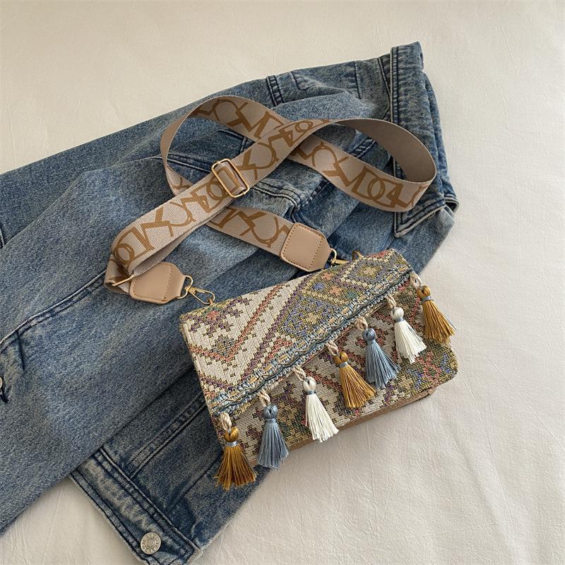 Small Square Bag 2025 New Niche One-shoulder Messenger Bag Fashionable Ethnic Style Holiday Style Fringed Simple Foreign Style Women's Bag