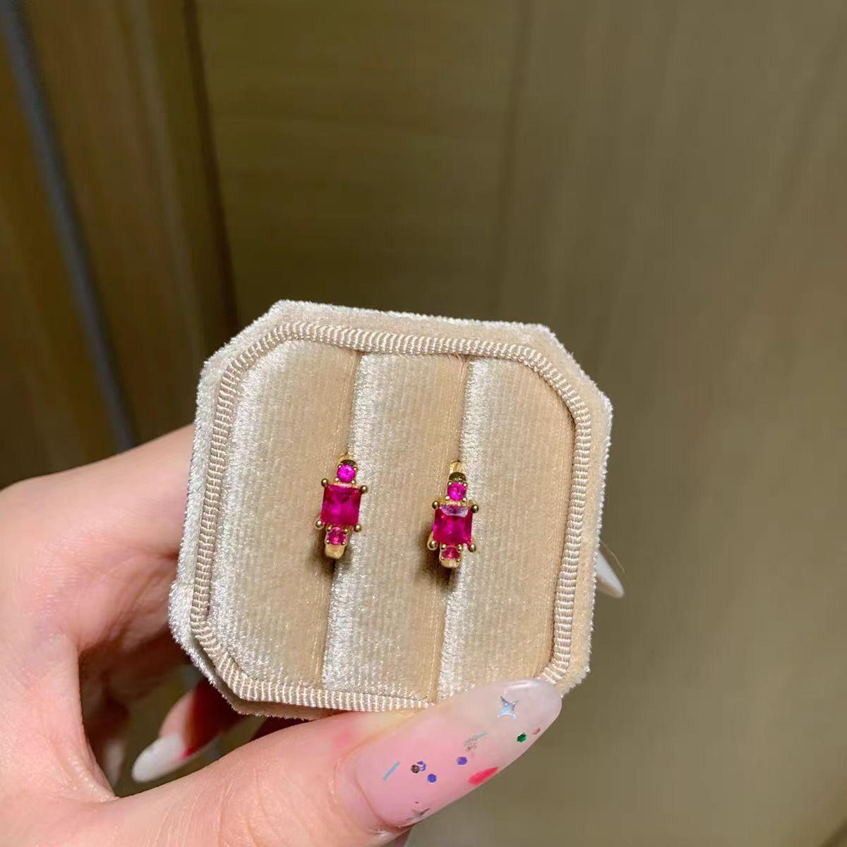 

Giant white! Rose red zircon ear buckle, earbone studs, retro diamond-encrusted studs, earrings, earscreen studs.