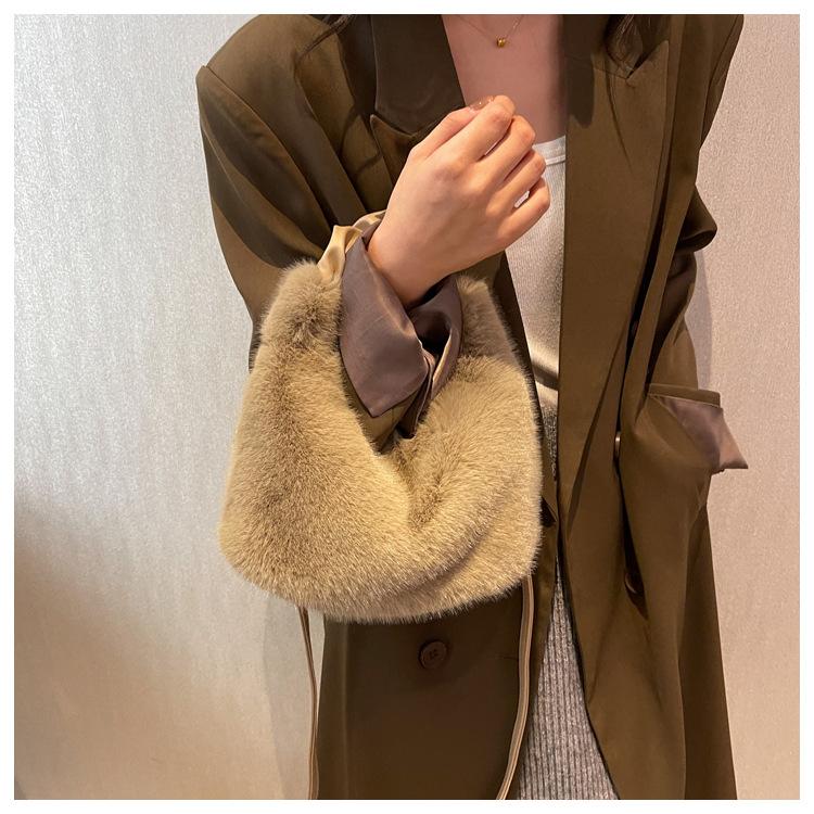 Autumn Winter Plush Pleated Handbag For Women Trendy Simple Furry Shoulder Bags Casual Cute Crossbody Bag Female