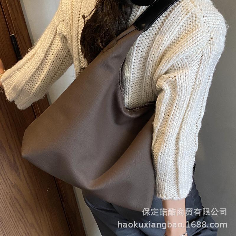 Retro bag women's large-capacity 2025 new autumn and winter versatile simple shoulder bag is popular this year, tote bag