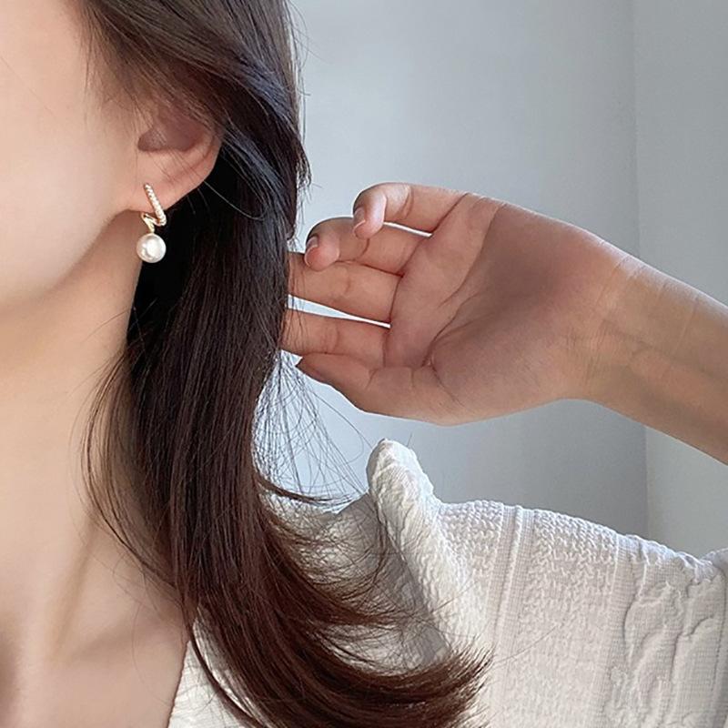 

{Rhythm} Niche natural pearl mosquito coil disc ear clip light luxury high sense retro fashion versatile ear clip without ear piercing