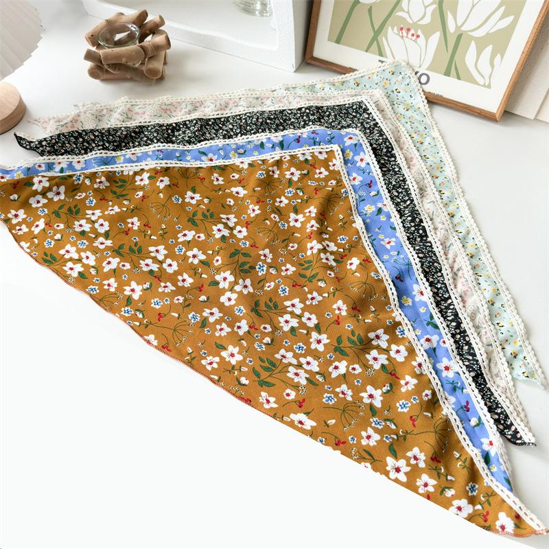 Chiffon-Stoff Dreieckiges Stirnband mit Spitze und Blumendekor als Haar-Accessoire für Damen Sommer-Quadrat-Schal Haargummi