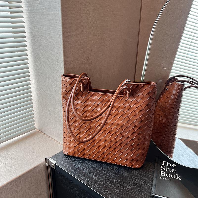 

Casual large-capacity bag women s 2024 new fashion shoulder shopping bag college student class bag commuter tote bag коричневий