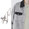 Künstlerische Unisex Versilberte Mongolische Pferde-Lassos Stangen Brosche Anstecknadel Schmuck für Männer Frauen Geschenk für Freund und Familie