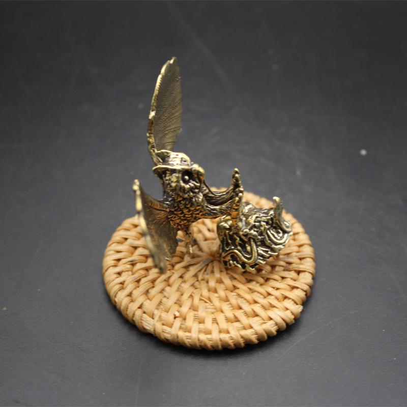Brass owl spread its wings creative desktop tea pet small ornament retro personalized small copper bronze carving spread its wings to catch snakes
