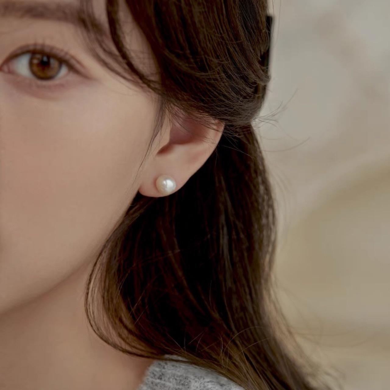 

Classic but outdated natural irregular baroque small pearl stud earrings French simple temperament cold wind earrings women 925 silver needle