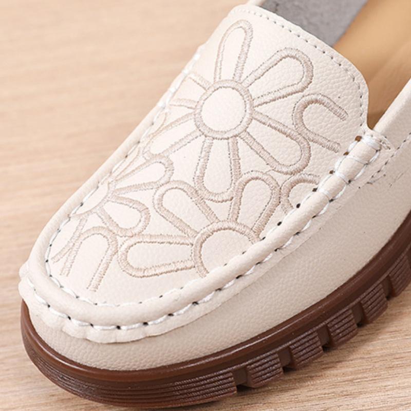 Spring and Autumn New Style Moccasins Genuine Leather Embroidery Breathable Soft Leather Non-slip Soft Sole Single Shoes