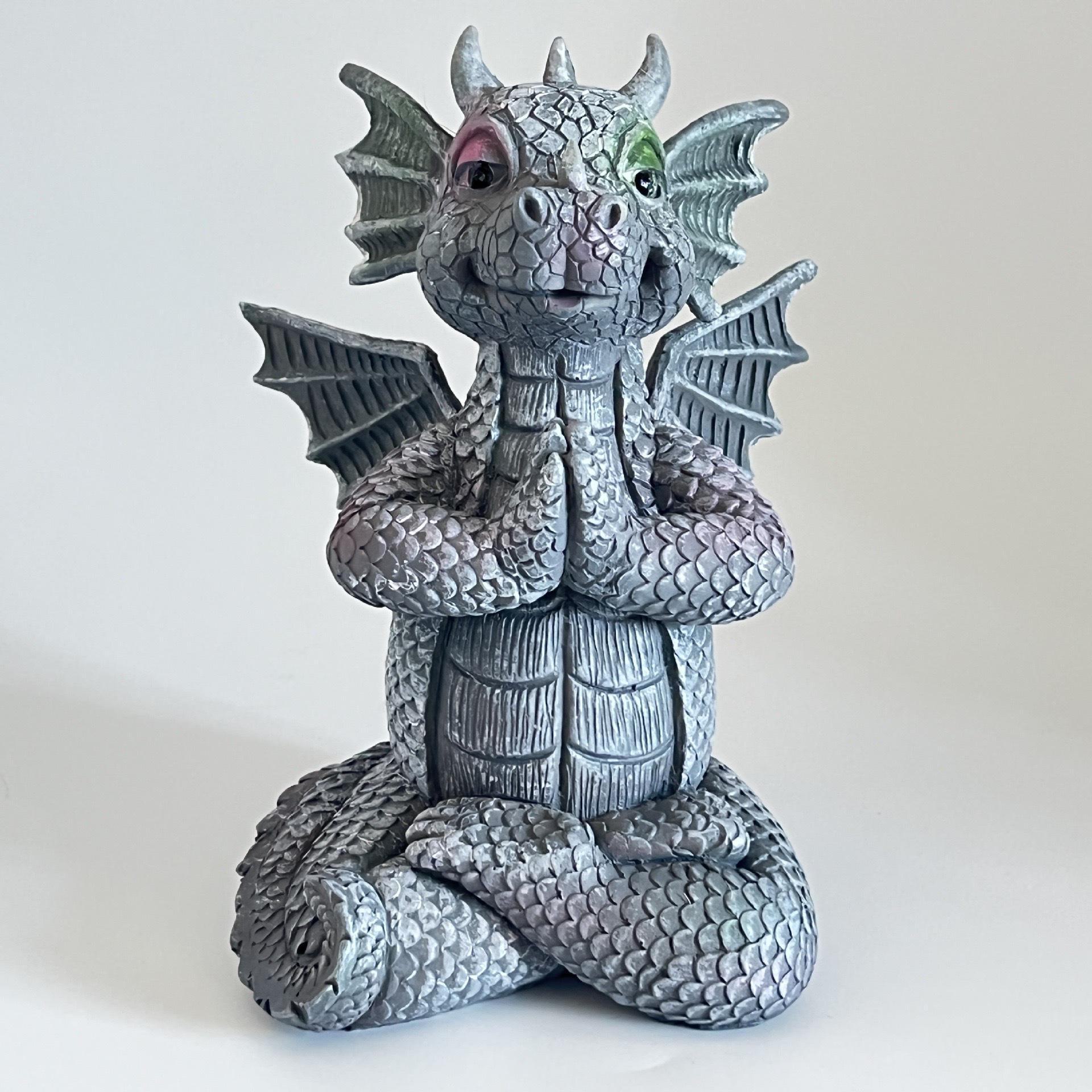 

Статуэтка дракона-динозавра, украшение для сада во дворе Dragon with hands folded 15cm