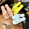 Mode Helle Farbe Damen Strandschuhe Überkreuzriemen Flache Sohle 2025 Sommer Designer Schuhe Outdoor Slipper Damen Hausschuhe Leichte Pantoletten