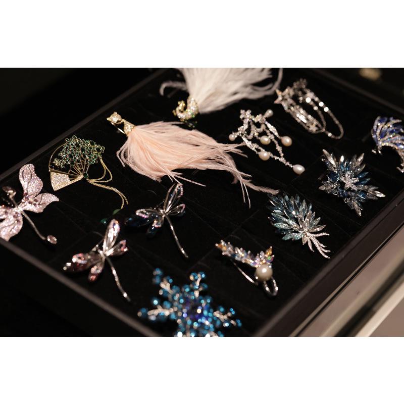Bo Xin Yun Elegant Pearl Crystal Wheat Ear Brooch - Fashionable Cardigan Accessory and Gift Souvenir Pin.