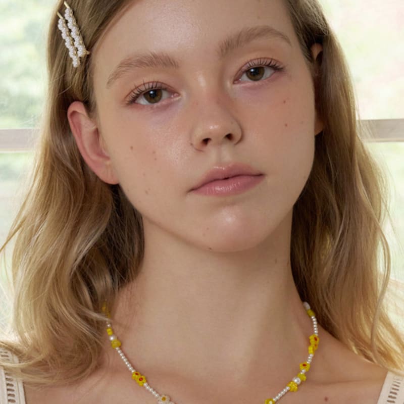 FANTASTIC PLANET yellow daisy pearl necklace