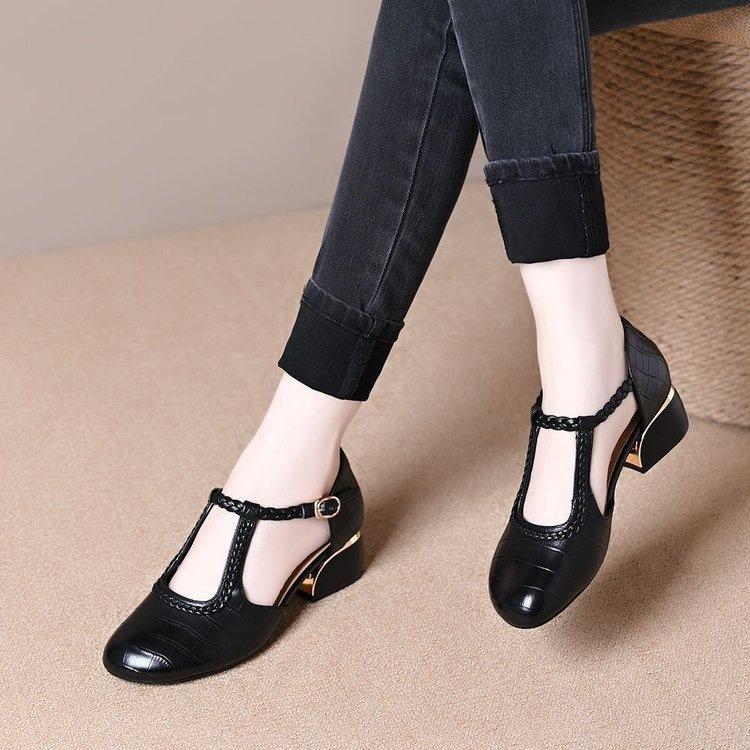French Bag Head Sandals Women's 2025 New Summer Round Head Woven Stone Pattern Thick Heel Single Shoes Retro Low Heel Leather Shoes