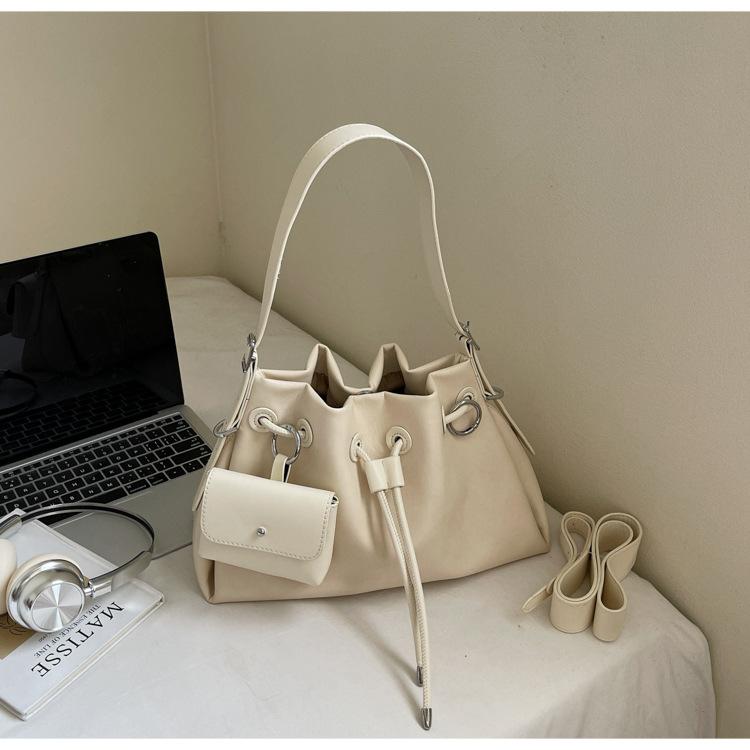 

2025 new niche pleated shoulder bag Korean version lazy wind lightweight underarm bucket bag large capacity messenger bag women
